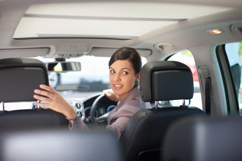 Frau im Auto mit Rechtslenker