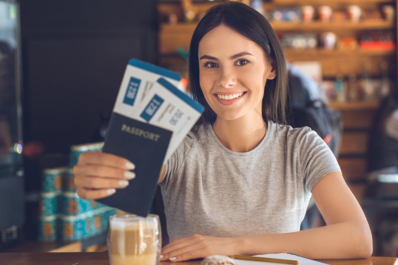 Frau mit Reisepass