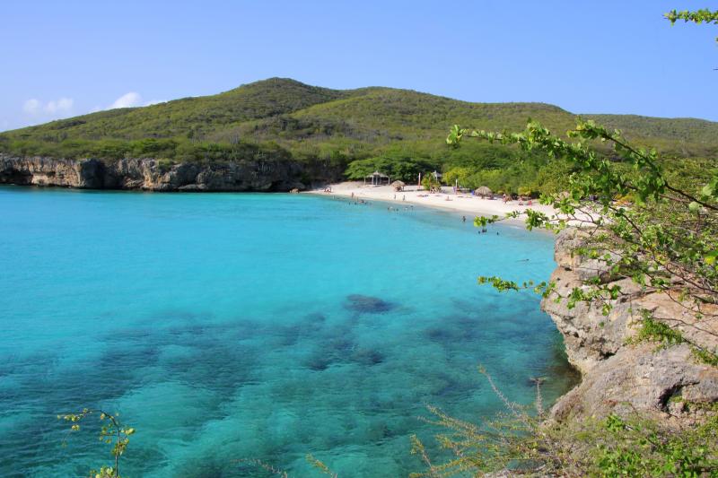 Curaçao: Bucht mit türkisblauem Wasser