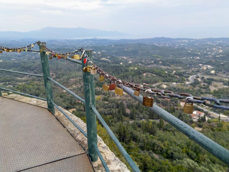 Schlösser an Zaun auf Berggipfel