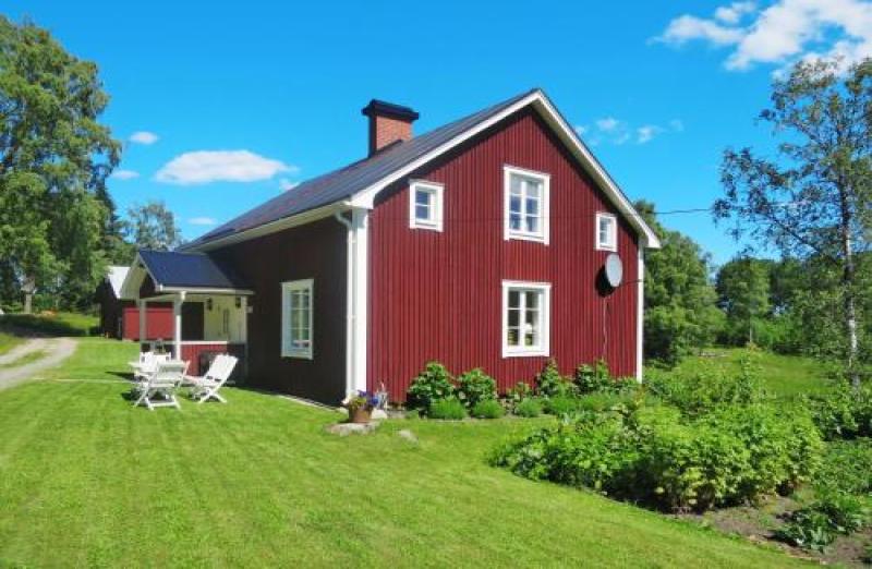 Rotes Holzhaus mit Garten