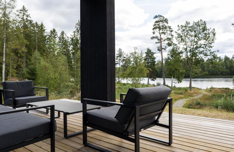 Terrasse mit Blick auf See