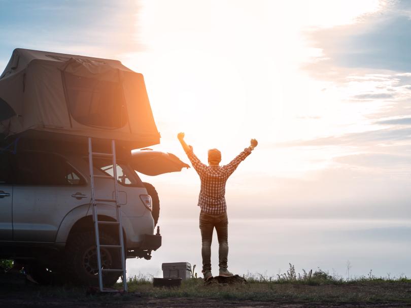 Man neben Dachzelt-Camper