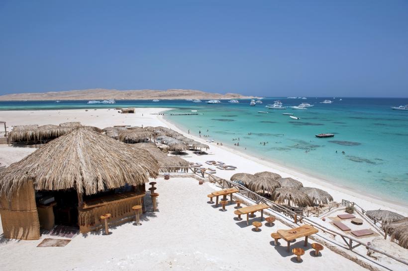 Strand und Strandbar von Giftun Islands bei Hurghada mit blauem Himmel.