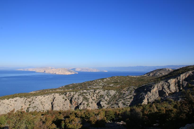 hügelige Inseln im Meer