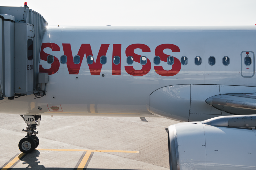 Flugzeug von Swiss am Gate
