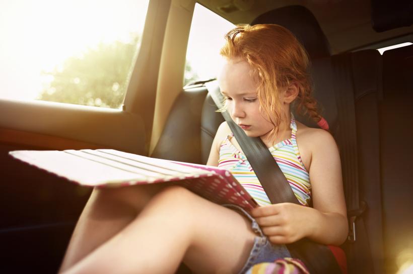 Kind mit Tablet im Auto