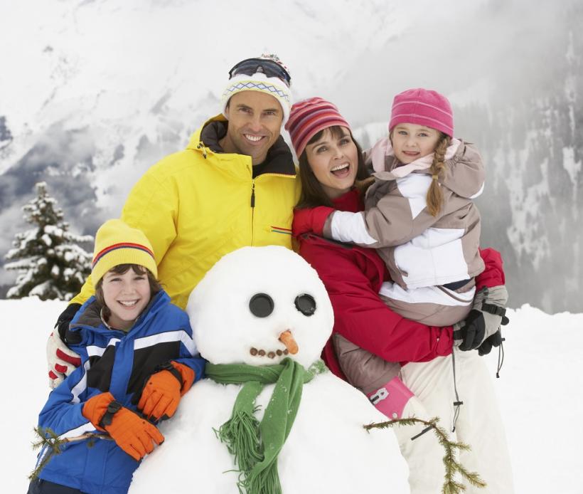 Familie mit Schneemann
