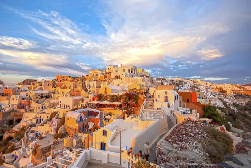Häuser auf Berg bei Sonnenuntergang