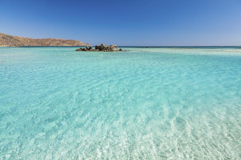 türkisblaues Wasser vor Bergen