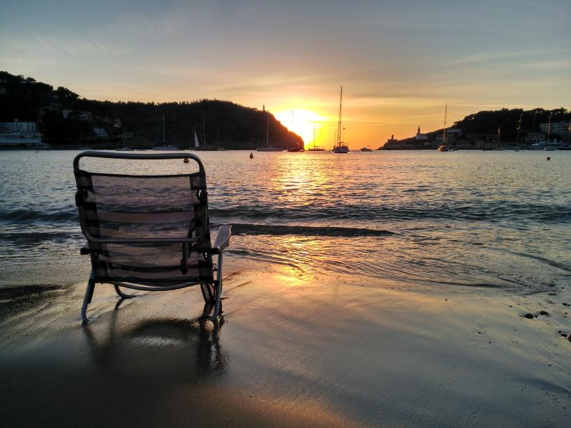 Liege auf Strand bei Sonnenuntergang