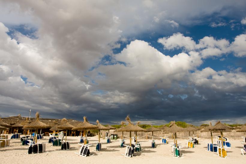 Strand mit Sonnenliegen und Schirmen