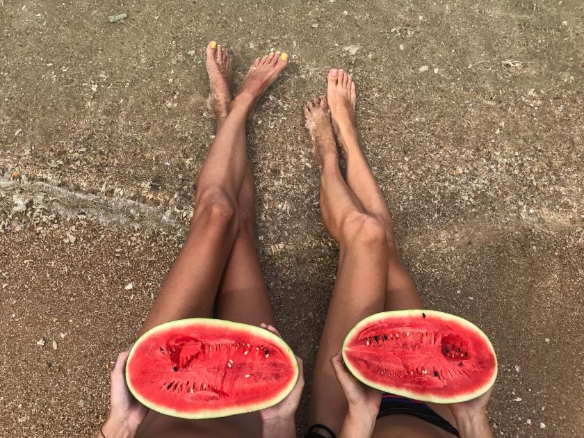 Frauen am Strand mit Melone