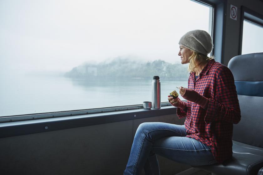 Frau mit Snacks im Boot