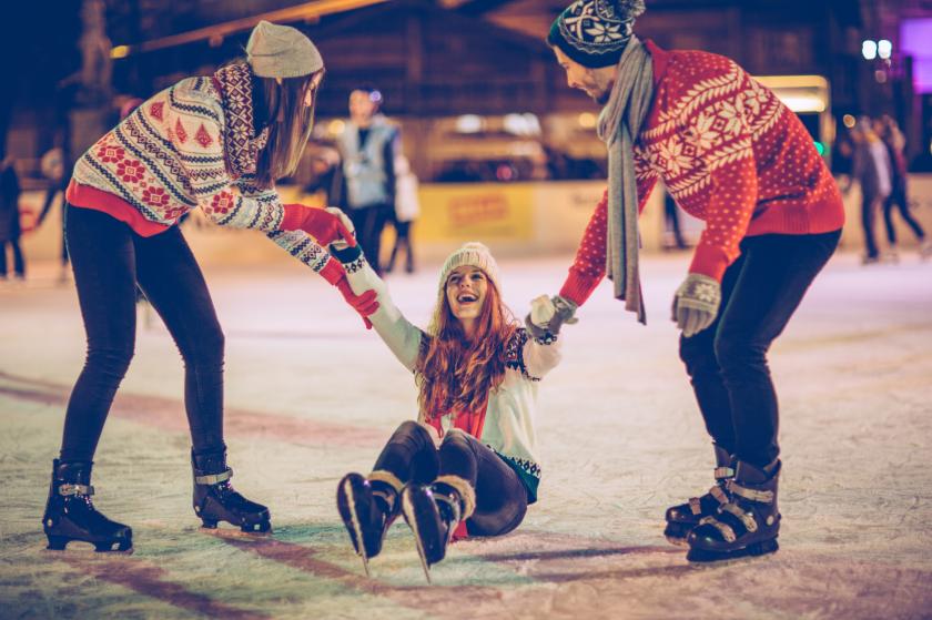 Schlittschuhfahrende Personen in einer Eishalle