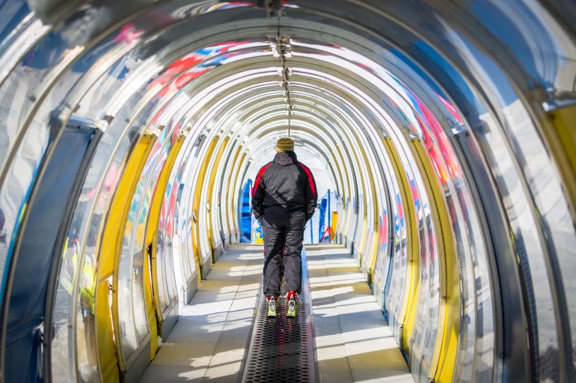 Person auf einem Skilift in einer Skihalle
