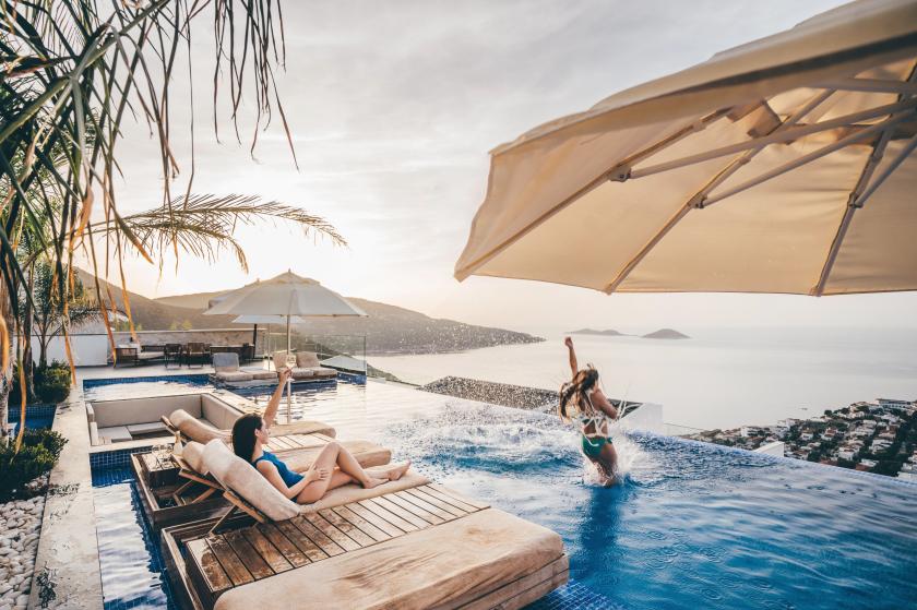 Frauen, Spaß, Infinitypool