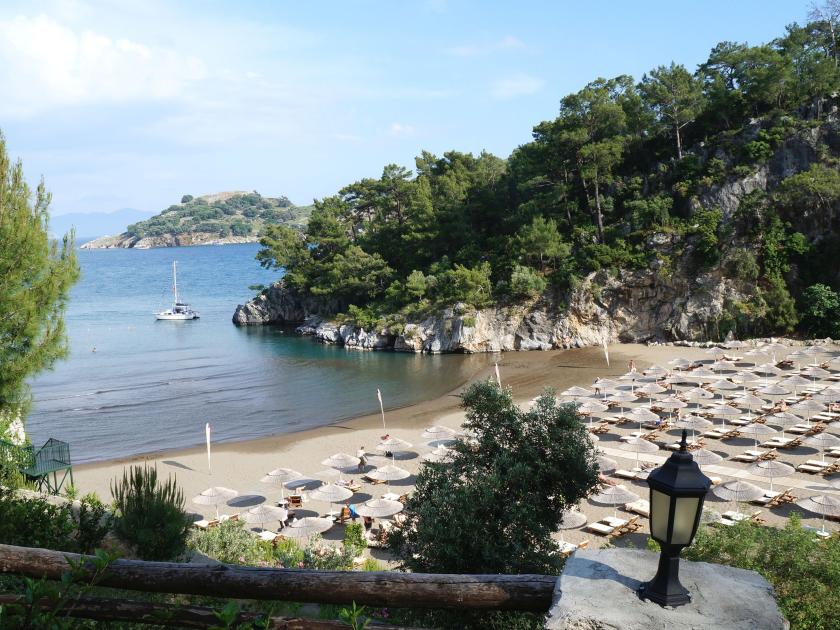 Traumhafte Badebucht mit Liegen und Sonnenschirmen im TUI BLUE Seno an der türkischen Ägäis