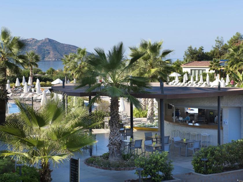 Strandnahe Hotelbar mit Palmen und Meerblick im Tui Blue Sensatori Akra Fethiye in der Türkei
