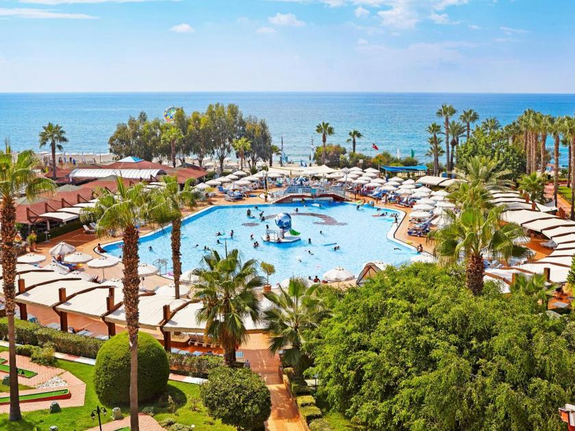 Familienfreundliches Hotel mit großem Pool und direkter Strandlage im Tui Blue Pasha Bay an der türkischen Riviera