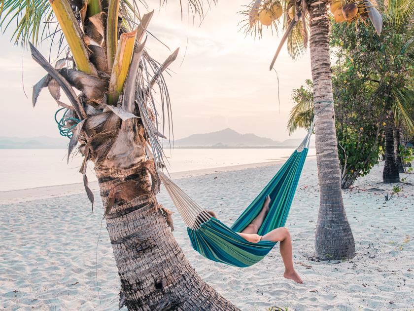 Hängematte zwischen Palmen am Strand