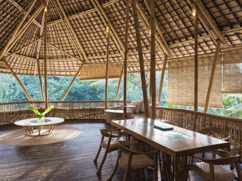 Hotel Veranda aus Bambus im Dschungel