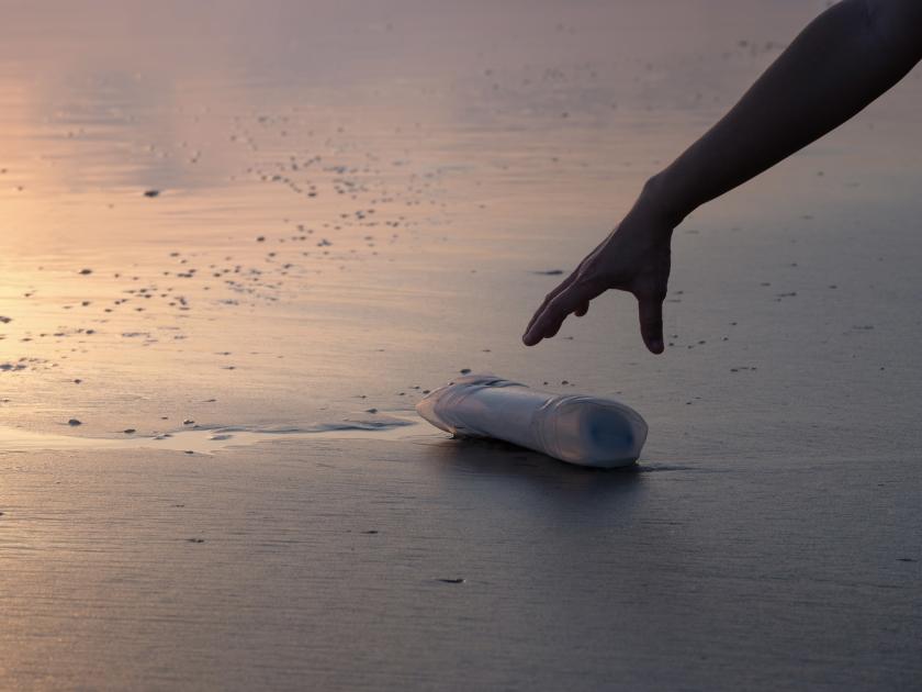 Plastikflasche am Strand
