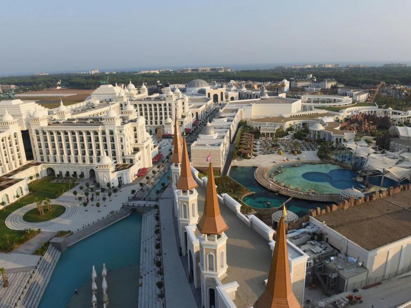 Luxuriöse Hotelanlage mit Palästen, Türmen, Pools und aufwendig gestalteten Außenbereichen.