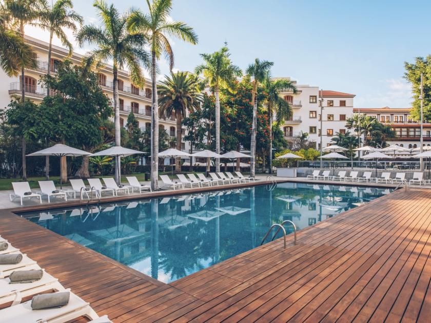 hölzernes Pooldeck mit Liegestühlen