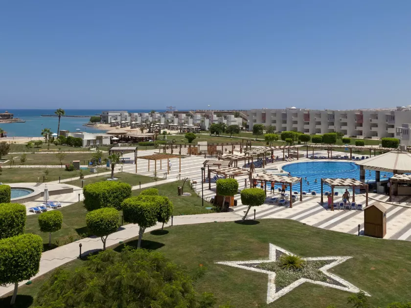 Weitläufige Hotelanlage mit direkter Strandlage und runder Poollandschaft im Tui Blue Crystal Bay in Ägypten