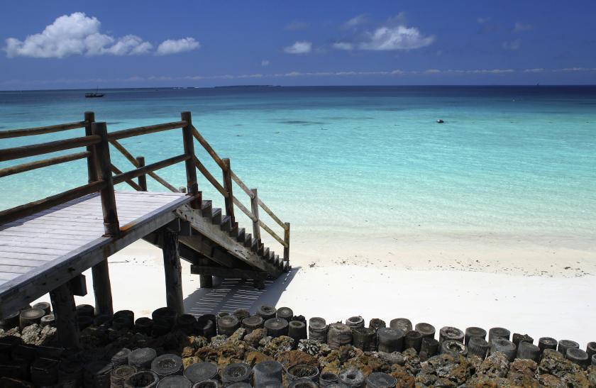 Brücke zum Strand auf Sansibar