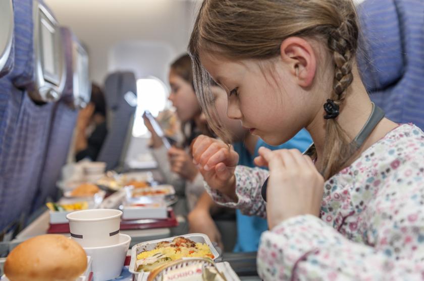 Kinder essen im Flugzeug