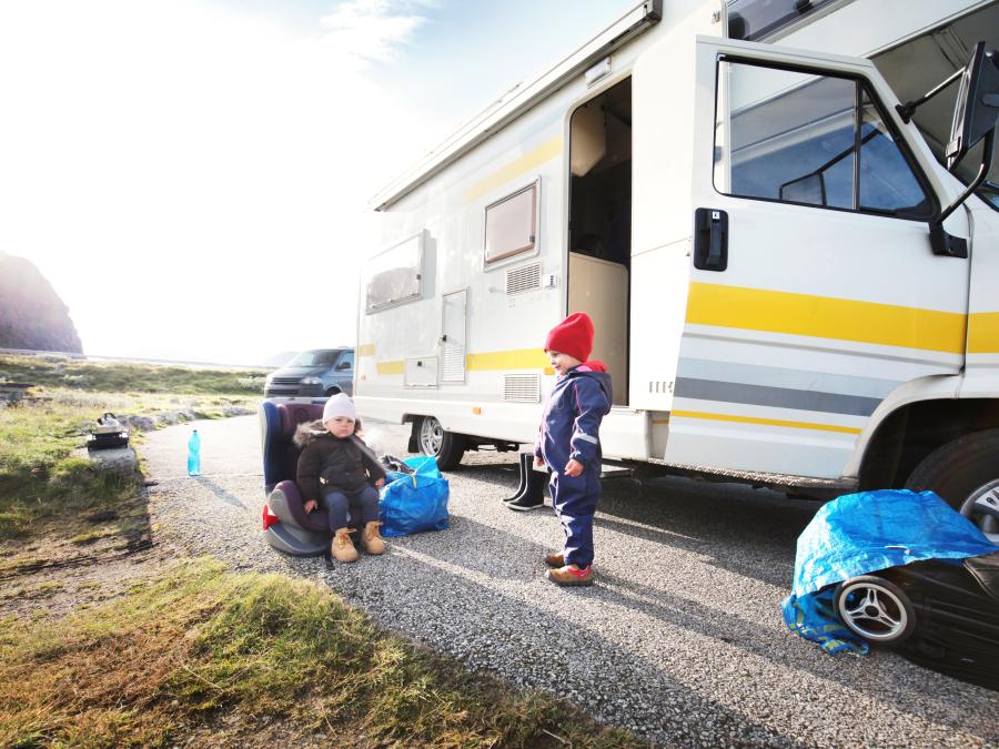 Kinder Wohnmobil mit Gepäck