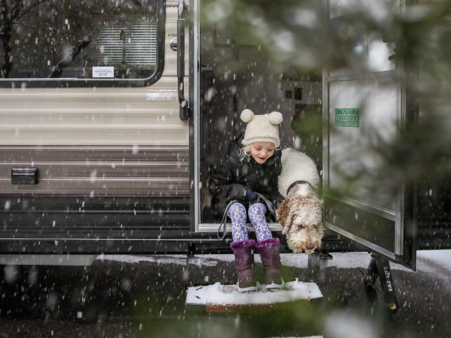 Kind und Hund im WOhnmobil