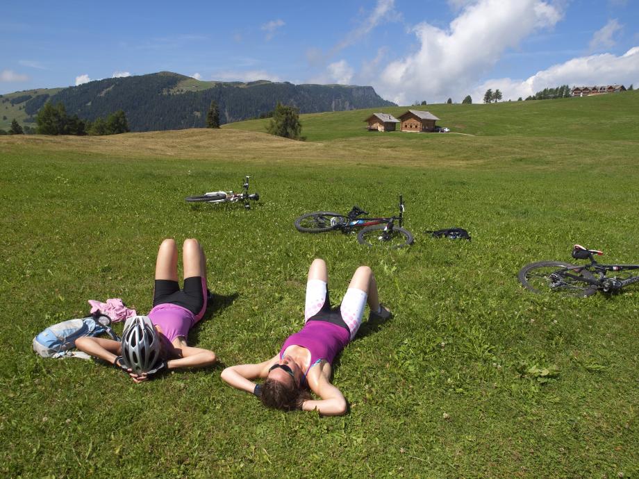 Frauen entspannen im Gras