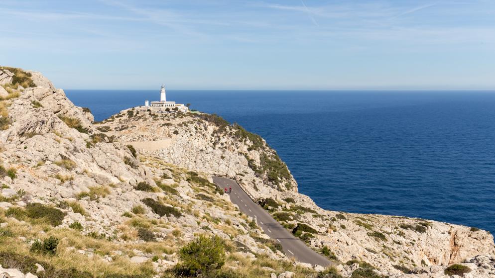 Leuchtturm am Cap de Formentor auf Mallorca mit Meer im Hintergrund.