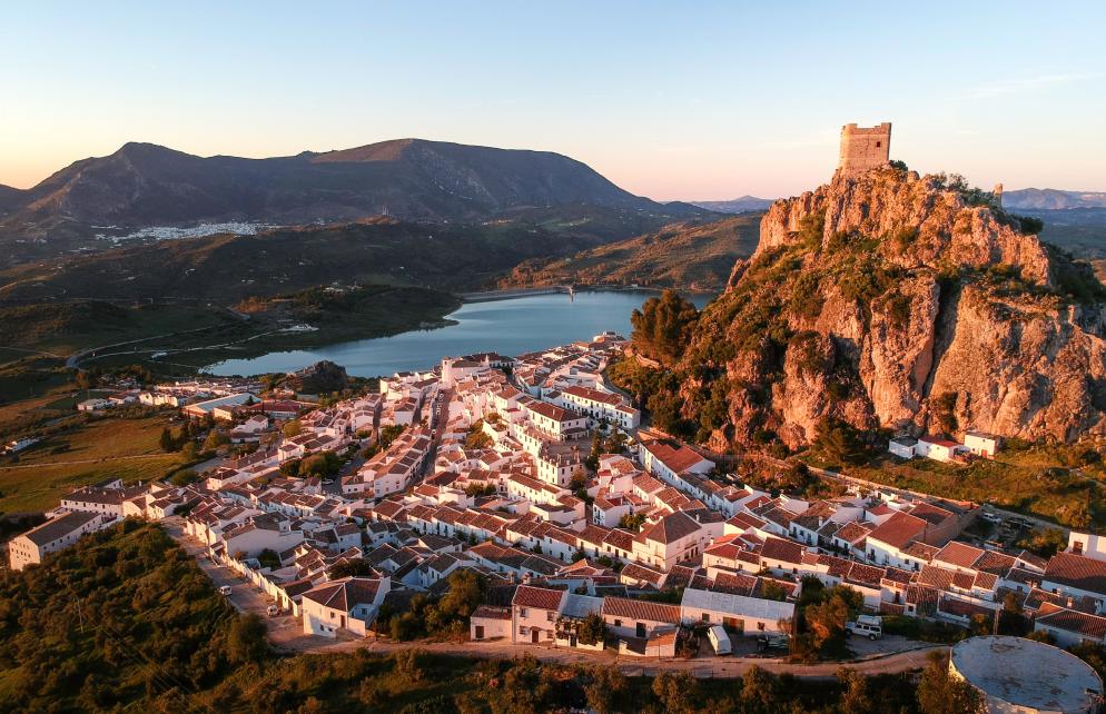 Aussicht auf Dorf, See und Berge