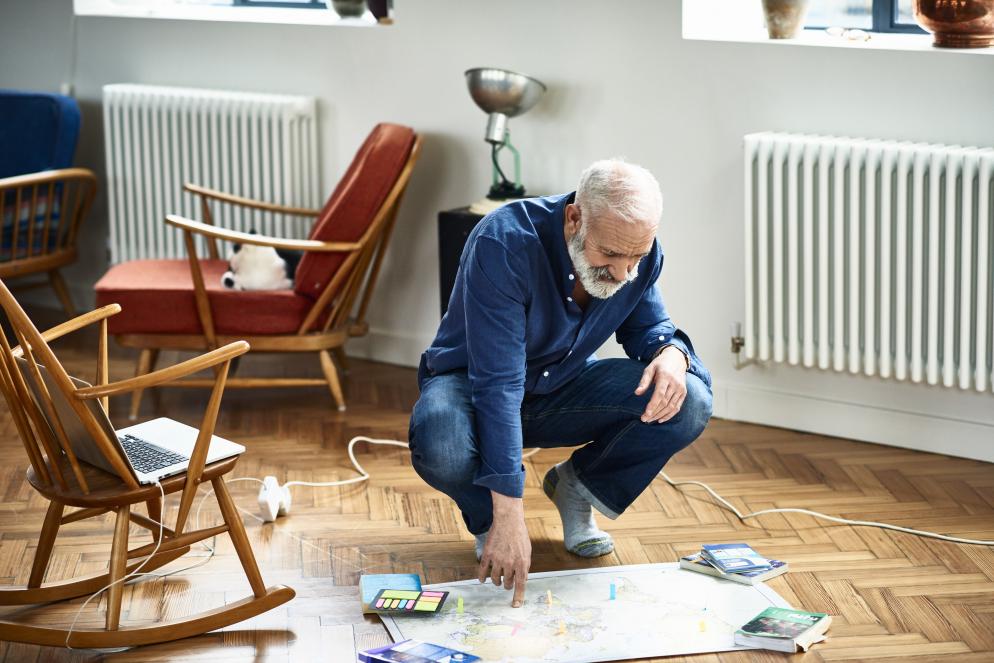 Senior, Karte, Wohnzimmer, Urlaubsplanung