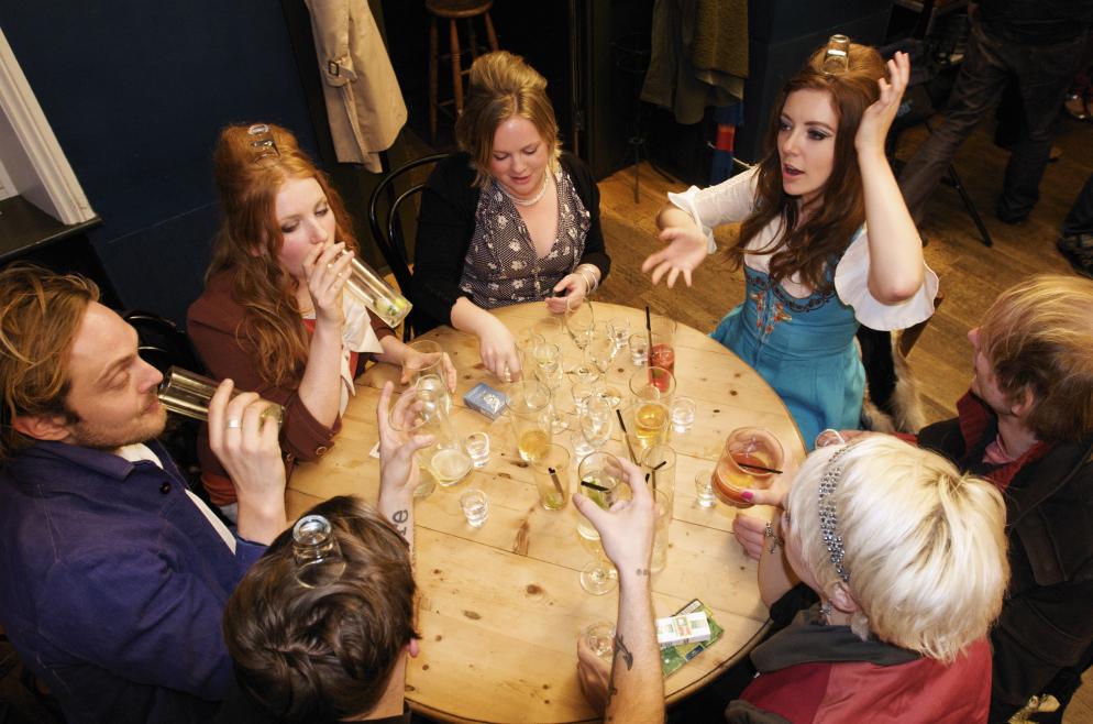 freunde, trinken, pub, gesellschaftsspiel