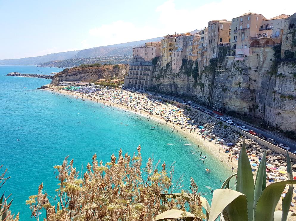 Meer, Strand, Häuserfassade Tropea