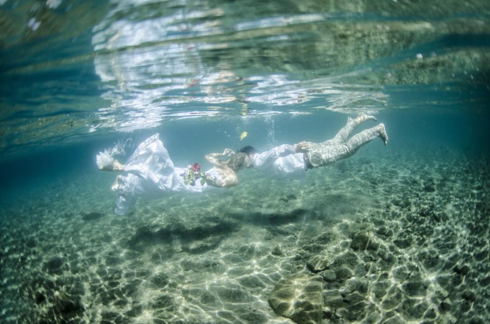 Brautpaar, unter Wasser