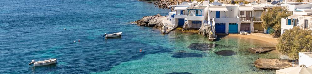 Fischerdorf an kleiner Bucht