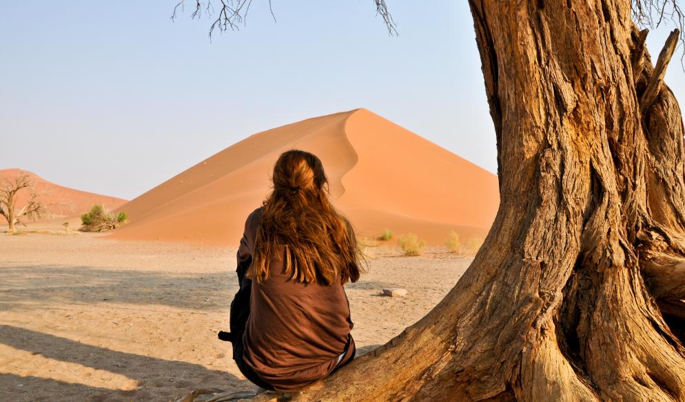 Frau, Baum, Wüste Namibia