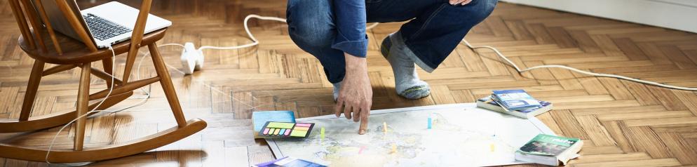 Urlaubsplanung mit Landkarte und Notebook