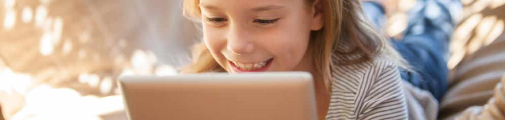 Mädchen liest am Tablet