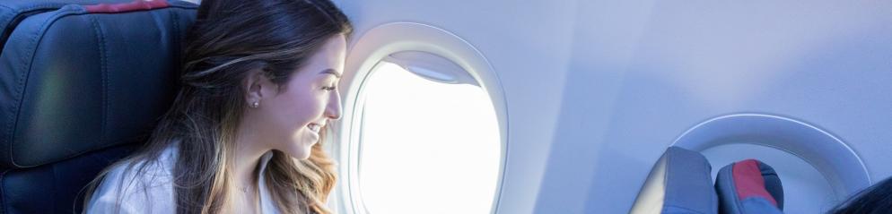 Flugzeug_Frau_slim_GettyImages-888418154