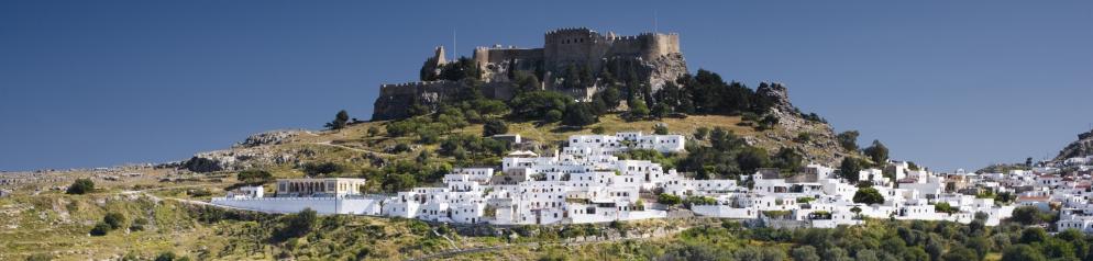 Akropolis und Altstadt von Lindos auf Rhodos.