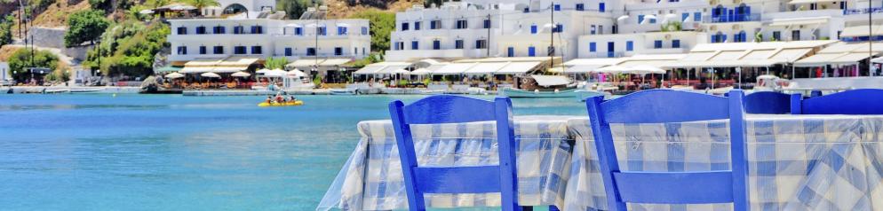 Meer, Stühle, weiße Häuser Kreta