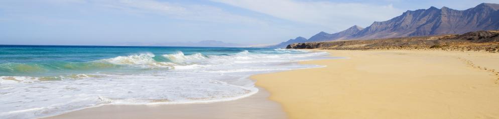 Wenn ihr allein verreist, lernt ihr euch selbst noch einmal neu kennen. Wellen am Strand