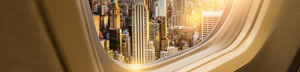 Flugzeugfenster mit Stadtblick